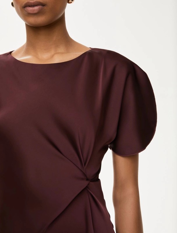 Abito semiaderente raso