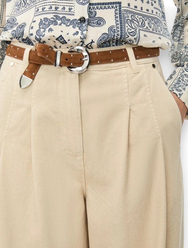 Cintura scamosciata con borchie